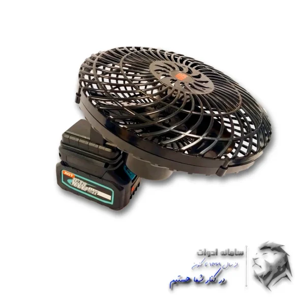 پنکه رومیزی کوچک شارژی در حالت گردش به سمت راست