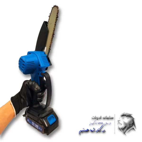 تصویر اره زنجیری شارژی ویوارکس در دست کاربر از سمت چپ