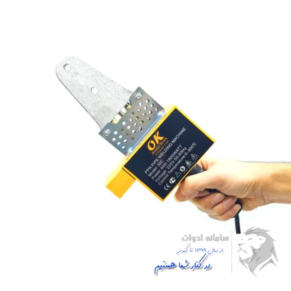 تصویر اتو لوله خانگی با لوازم در دست