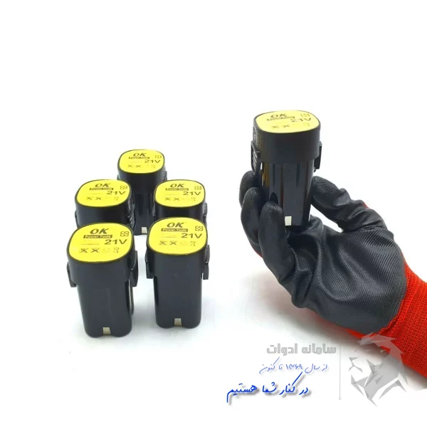 تصویر باطری دریل شارژی 21 ولت در دست