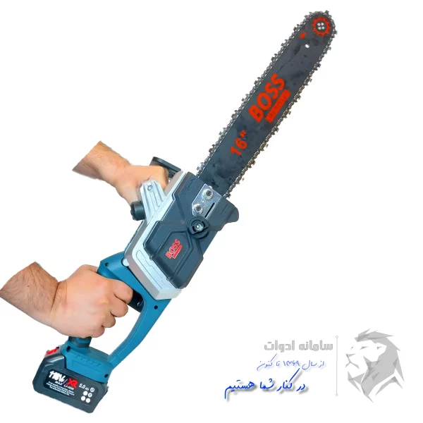 تصویر اره زنجیری شارژی 40 سانت در دست