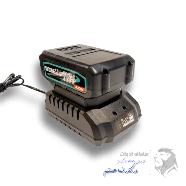 تصویر باتری داخل کیت چهار عددی ابزار شارژی ماکیتا در حال شارژ بر روی اداپتور