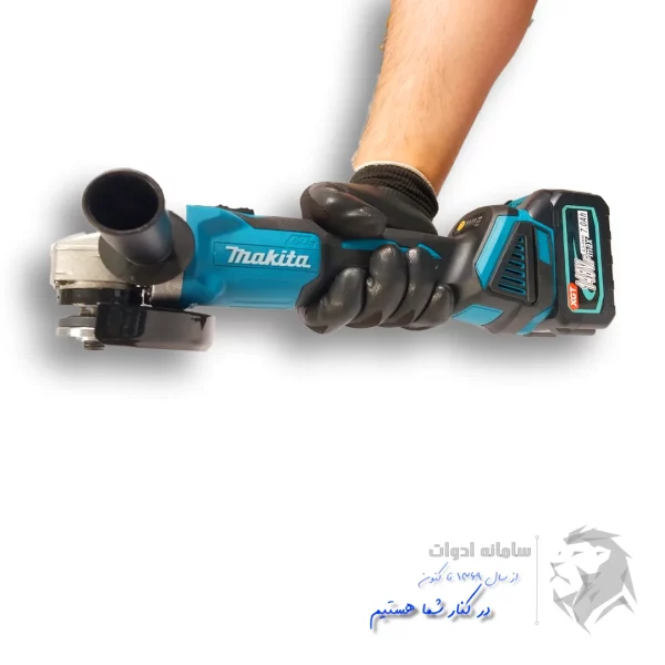 تصویر سنگ فرز مینی داخل کیت چهار عددی ابزار شارژی ماکیتا در دست کاربر