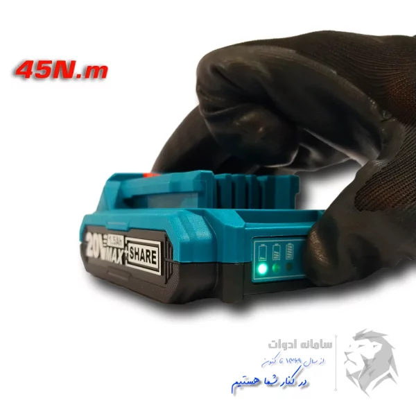 در دست کاربر چراغ نشانگر باتری روشن شده است
