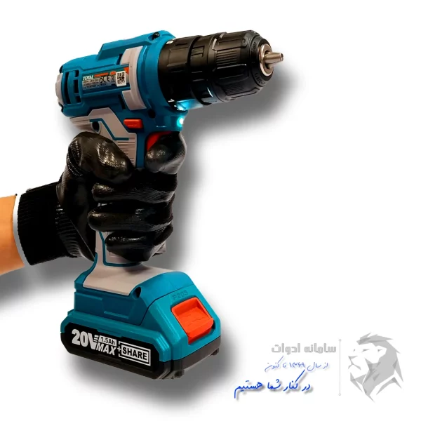 چراغ LED دریل شارژی 20 ولت توتال در این تصویر روشن است