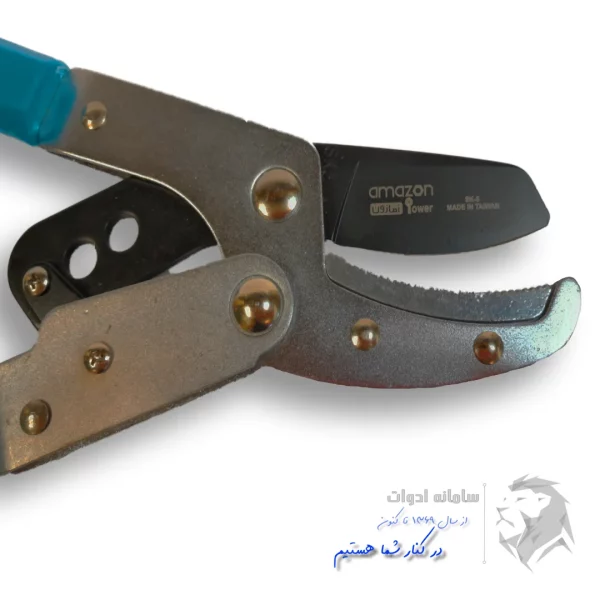 دهانه قیچی باغبانی دسته بلند آمازون در تصویر باز شده