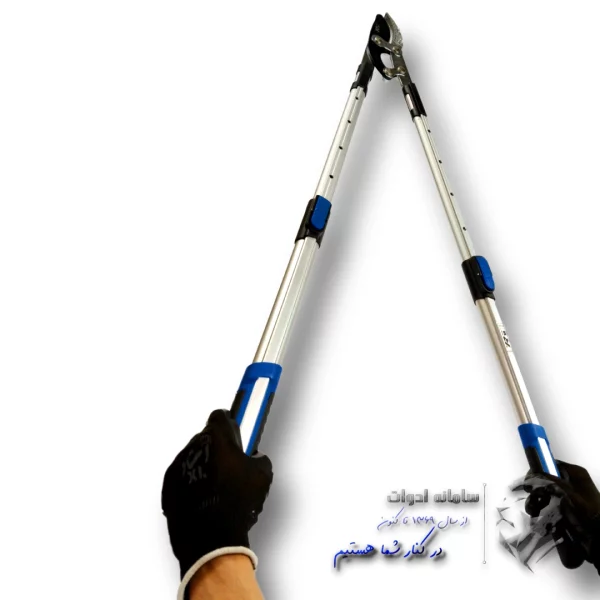 قیچی باغبانی دسته بلند(تلسکوپی) ابی در دست کاربر