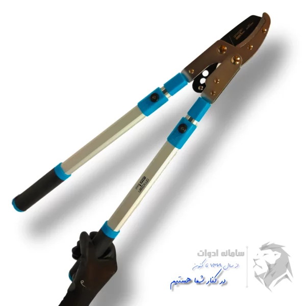 تصویر دسته تلسکوپی جمع شده قیچی آمازون در دست کاربر