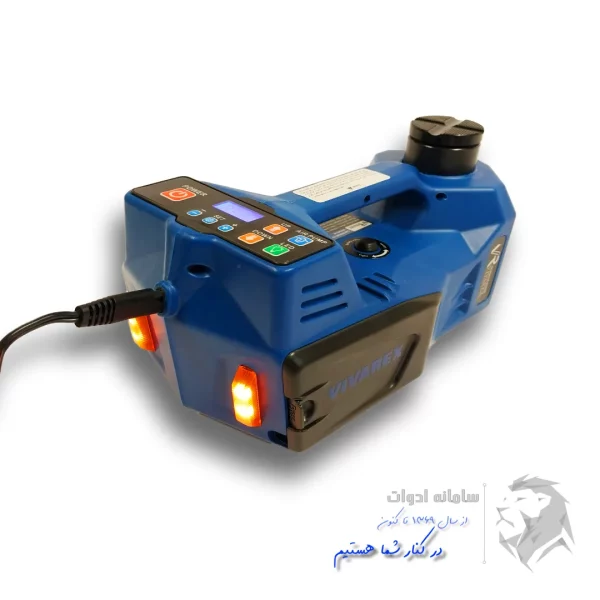 تصویر چراغ اضطراری کیت سه کاره جک و کمپرسور و بکس فندکی در حالت روشن