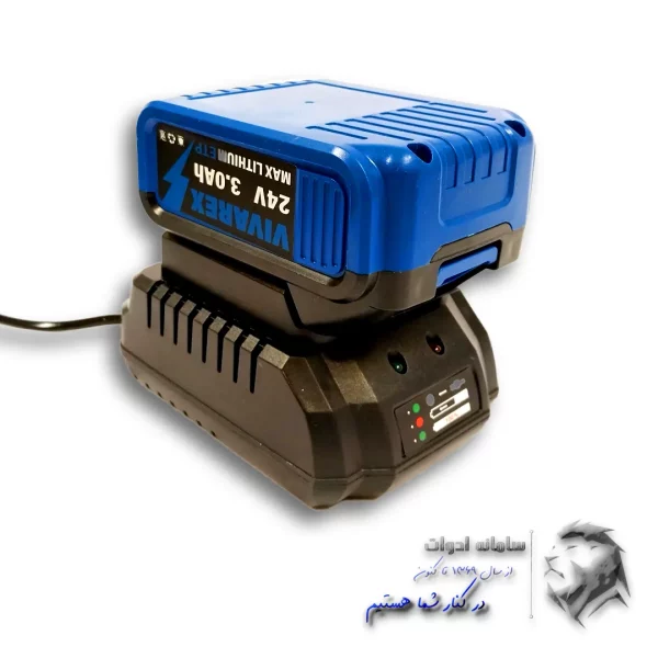 باتری دریل شارژی لیتیومی 10 سلول در حال شارژ روی آداپتور پایه ای