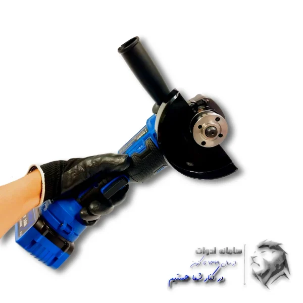 تصویر فرز داخل ست 4 عددی ابزار شارژی براشلس ویوارکس در دست کاربر
