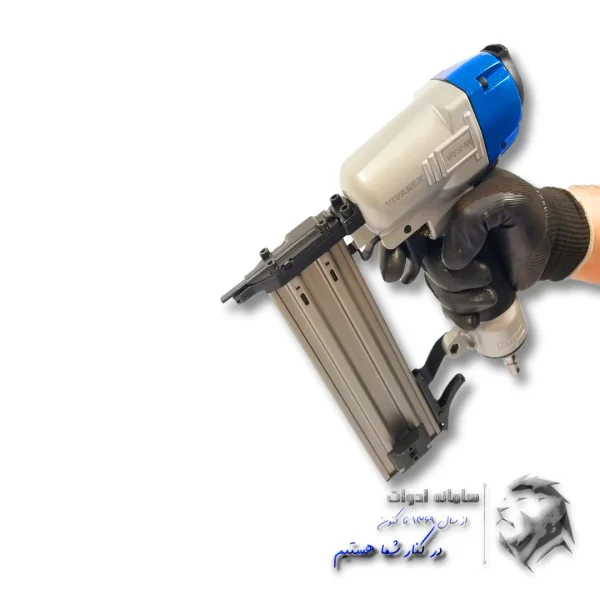 میخکوب بادی صنعتی ویوارکس به شکل مورب در دست کاربر