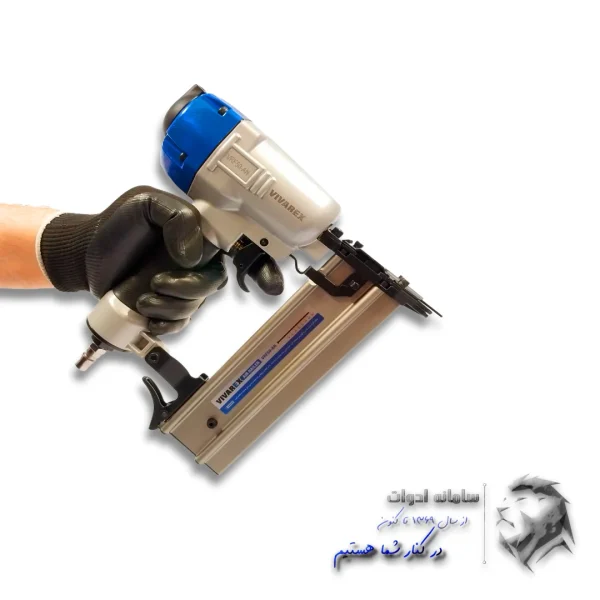 میخکوب بادی صنعتی ویوارکس به صورت مورب در دست چپ کاربر